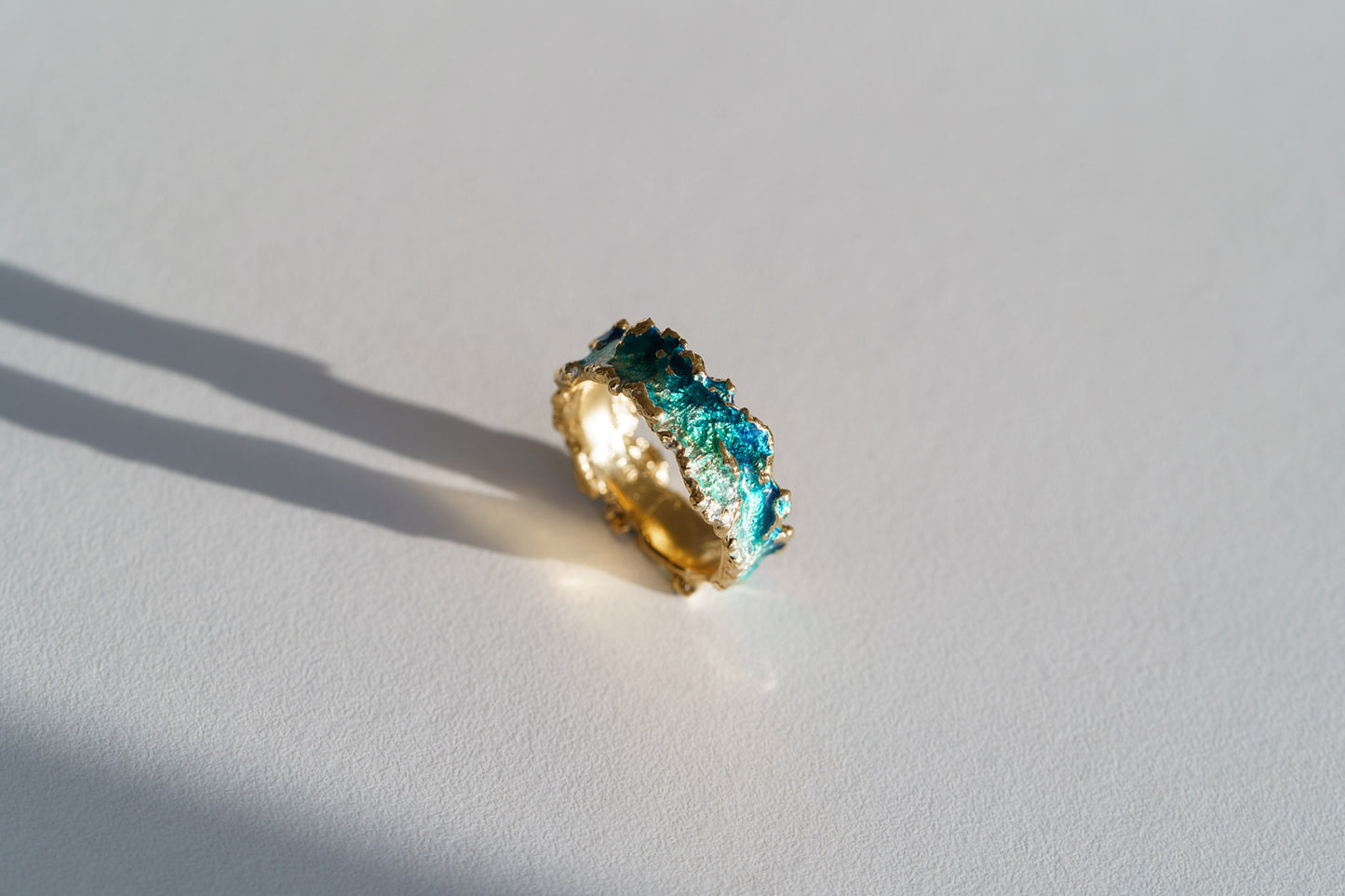 Ring "Wave" emerald (6 mm)