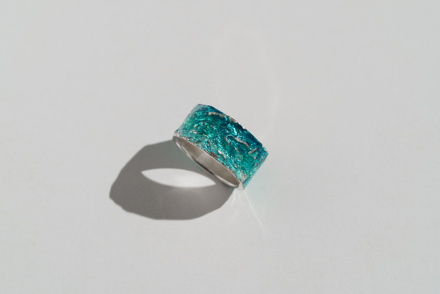 Ring "WAVE" emerald (10 mm) with smooth edges
