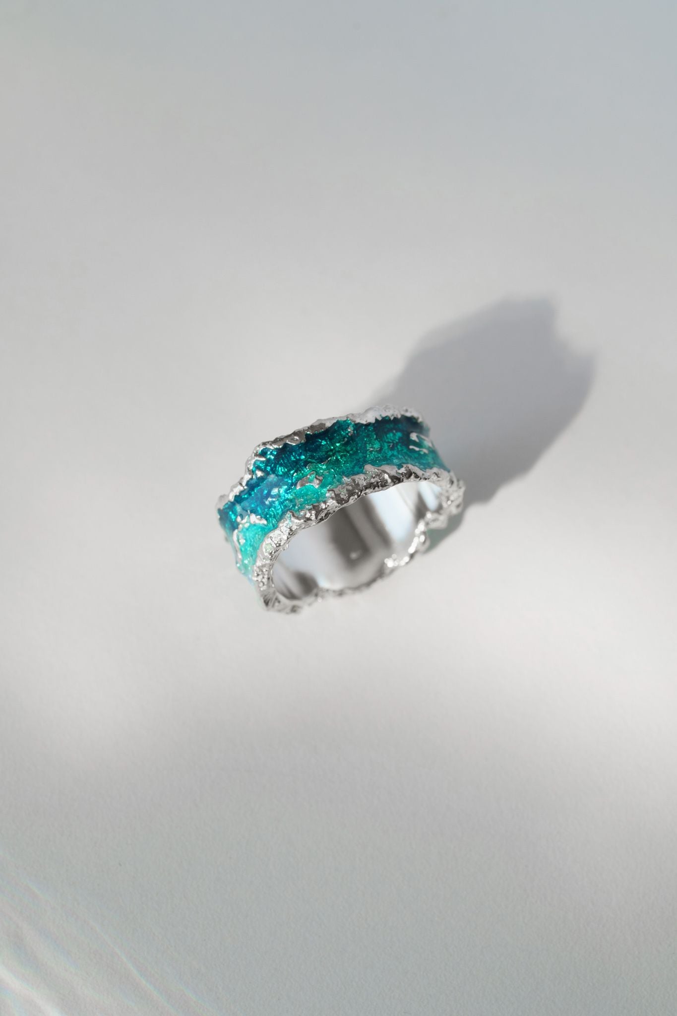 Ring "Wave" emerald (10 mm)