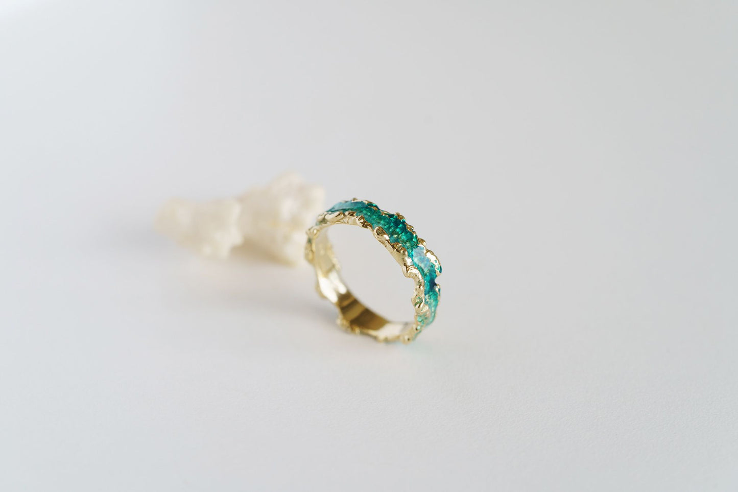 Ring "Wave" emerald (4 mm)