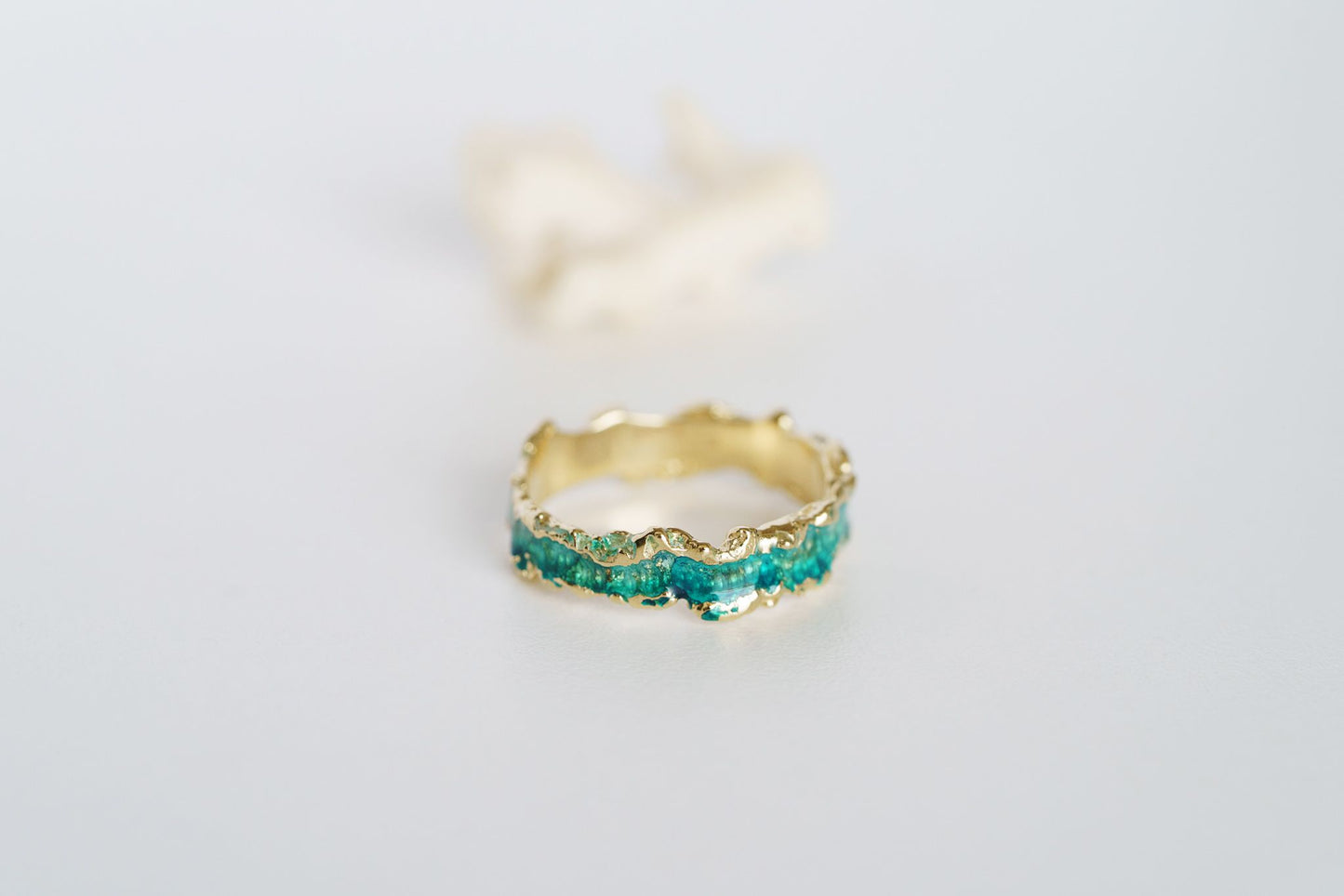 Ring "Wave" emerald (4 mm)
