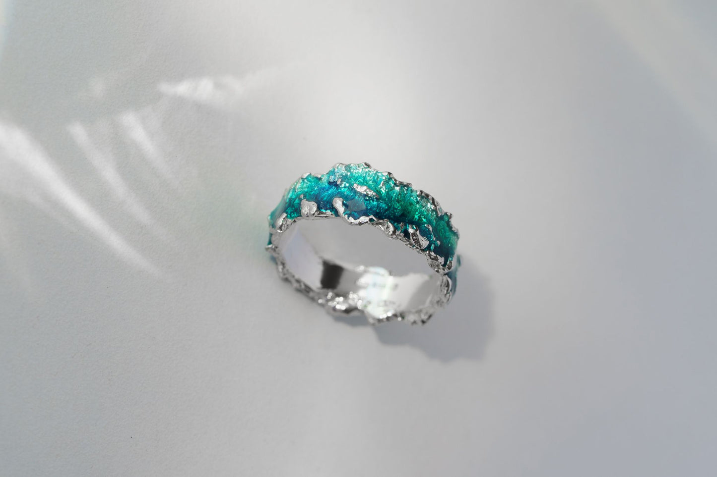 Ring "Wave" emerald (6 mm)