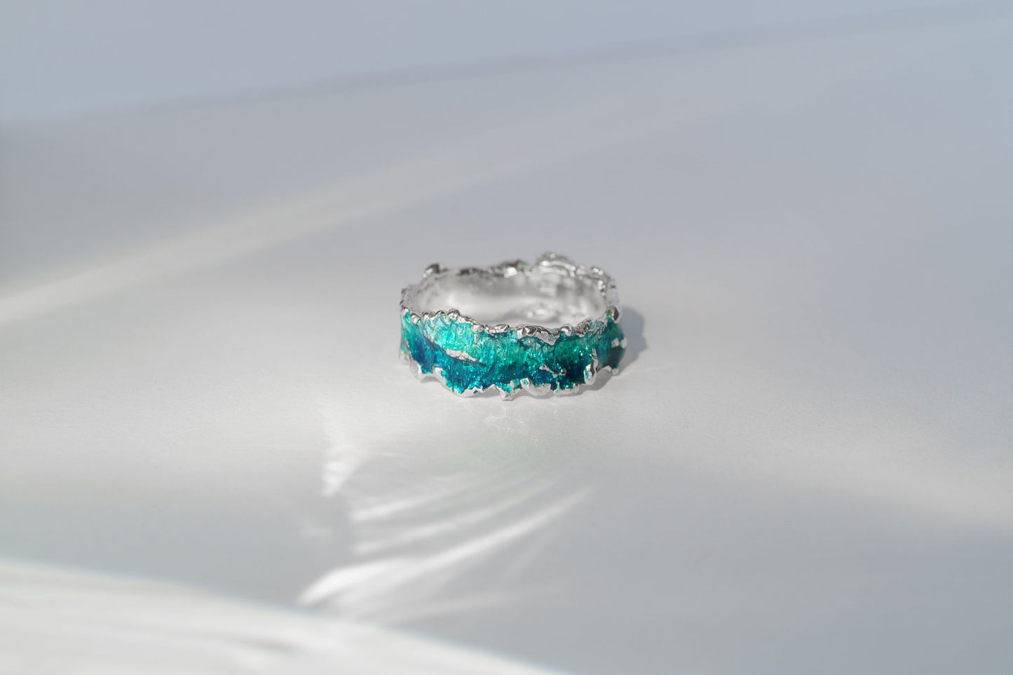 Ring "Wave" emerald (6 mm)