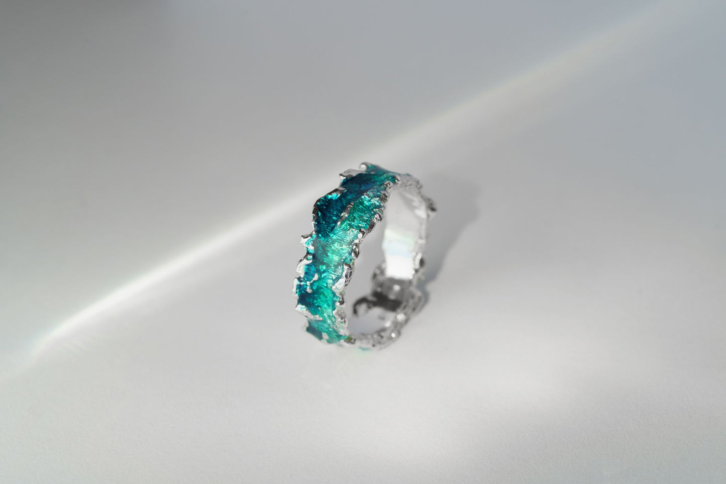 Ring "Wave" emerald (6 mm)