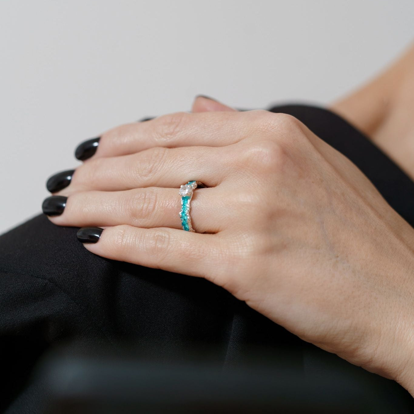 Ring "Wave" (4 mm gemstone) emerald