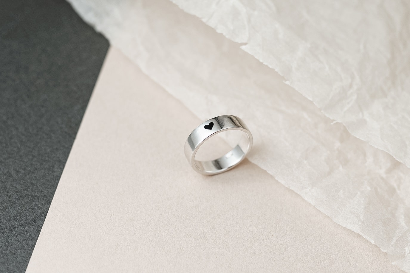 Wedding ring "With Love" (5 mm; red or black heart)