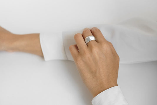 Signet ring "Facets" medium