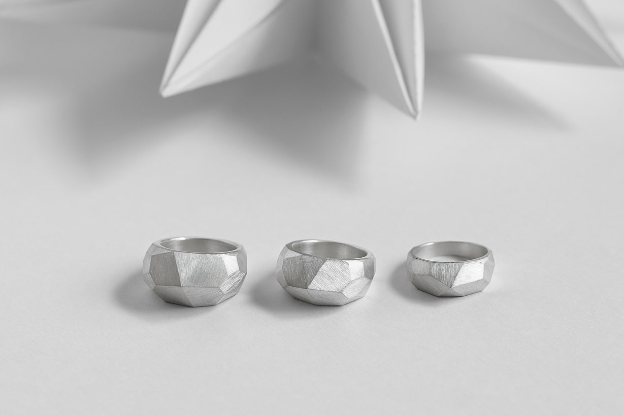 Signet ring "Facets" medium