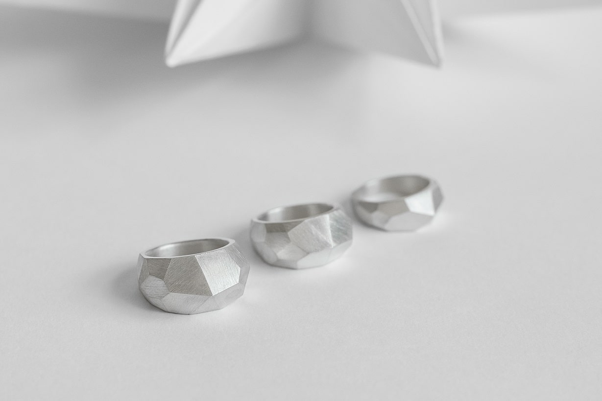 Signet ring "Facets" medium