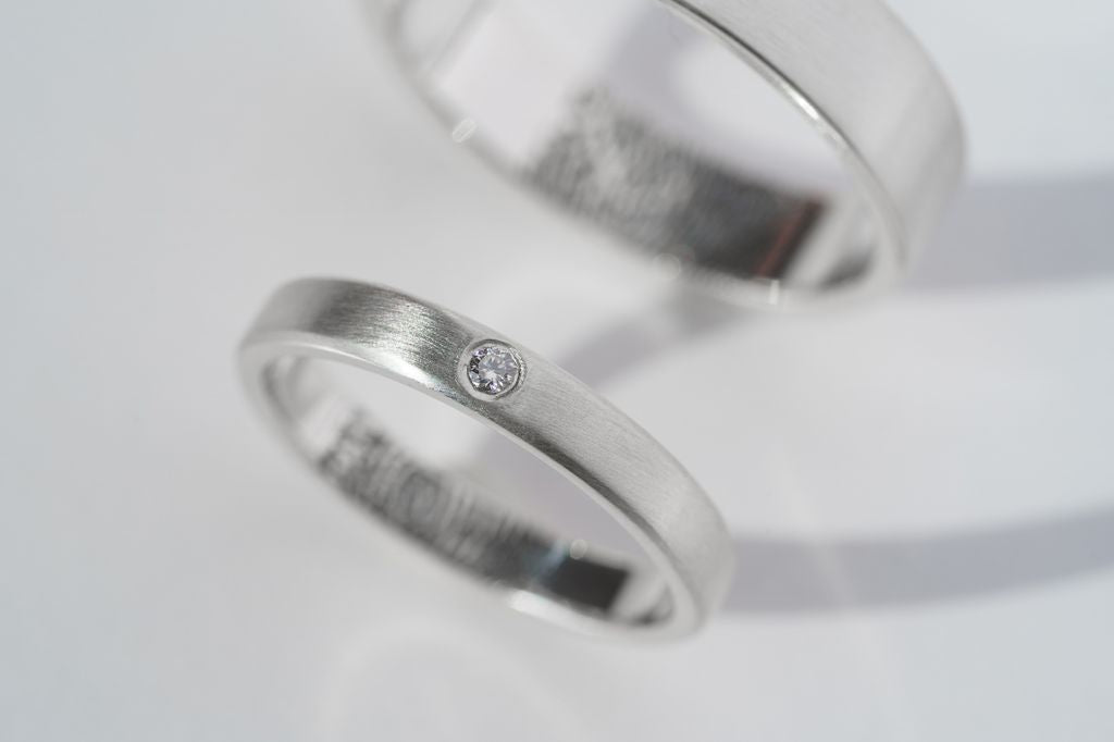 Wedding ring "Simple" (3 mm) brushed rounded with a stone (2 mm) and an individual fingerprint inside