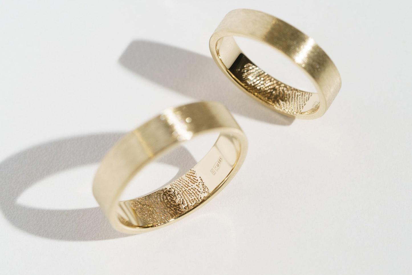 Wedding ring "Simple" (4 mm) brushed with personalized fingerprint inside