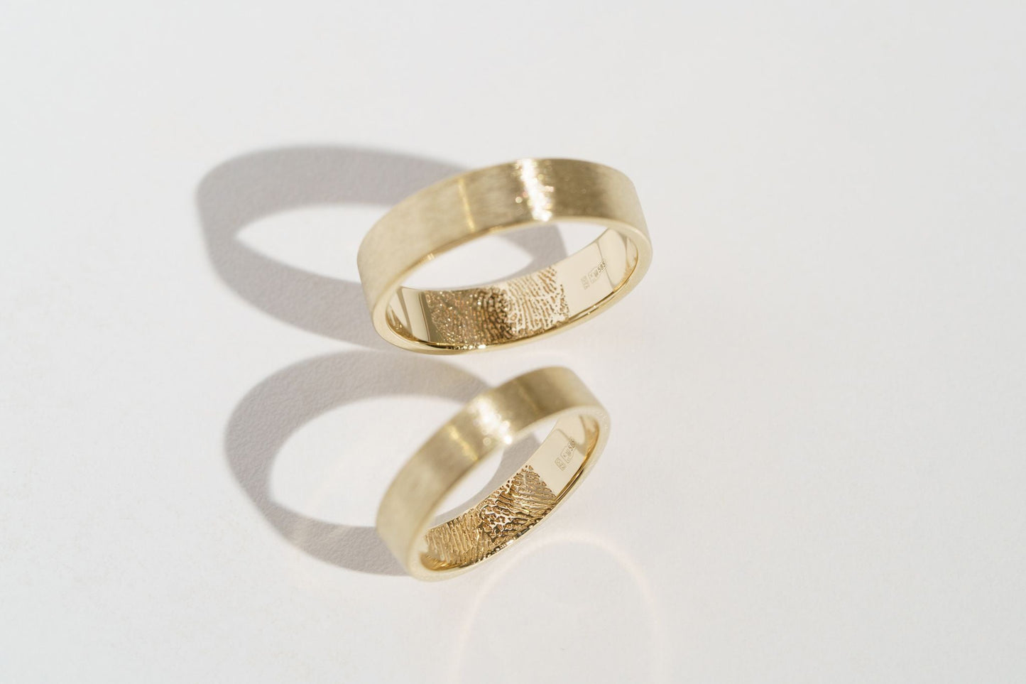 Wedding ring "Simple" (4 mm) brushed with personalized fingerprint inside