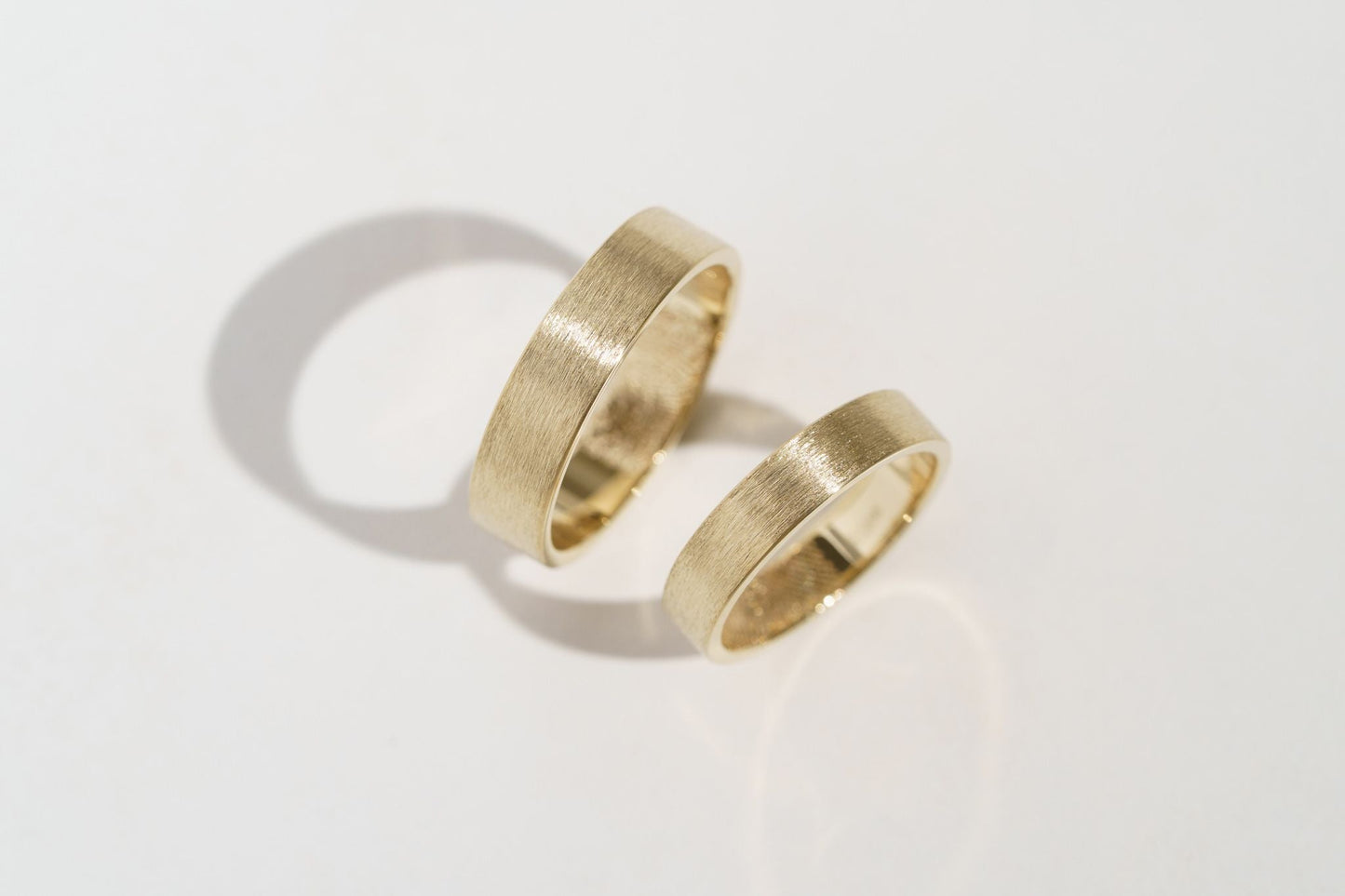 Wedding ring "Simple" (5 mm) brushed with personalized fingerprint inside