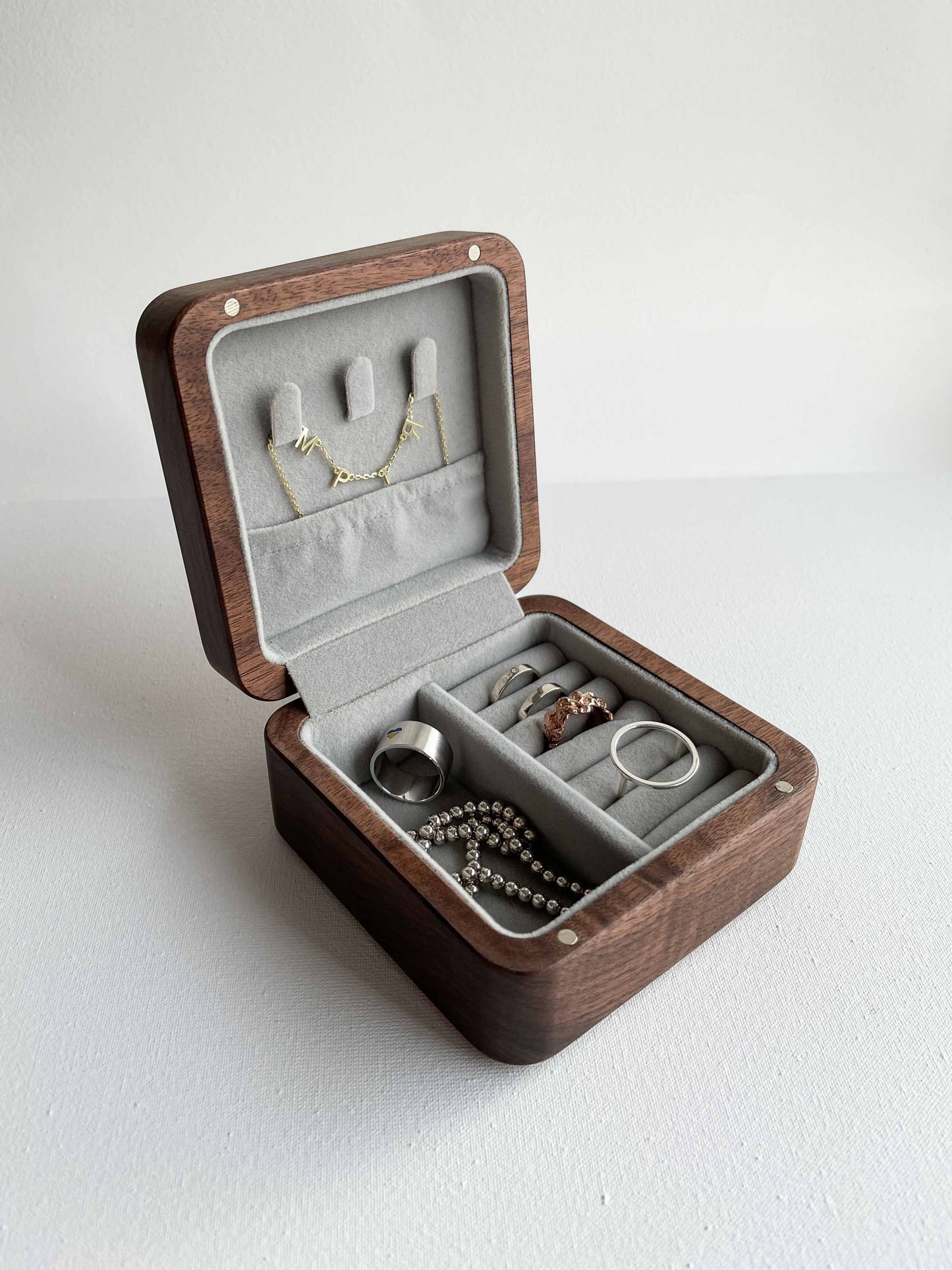 Wooden jewelry organizer (10x10x5 cm; walnut color)