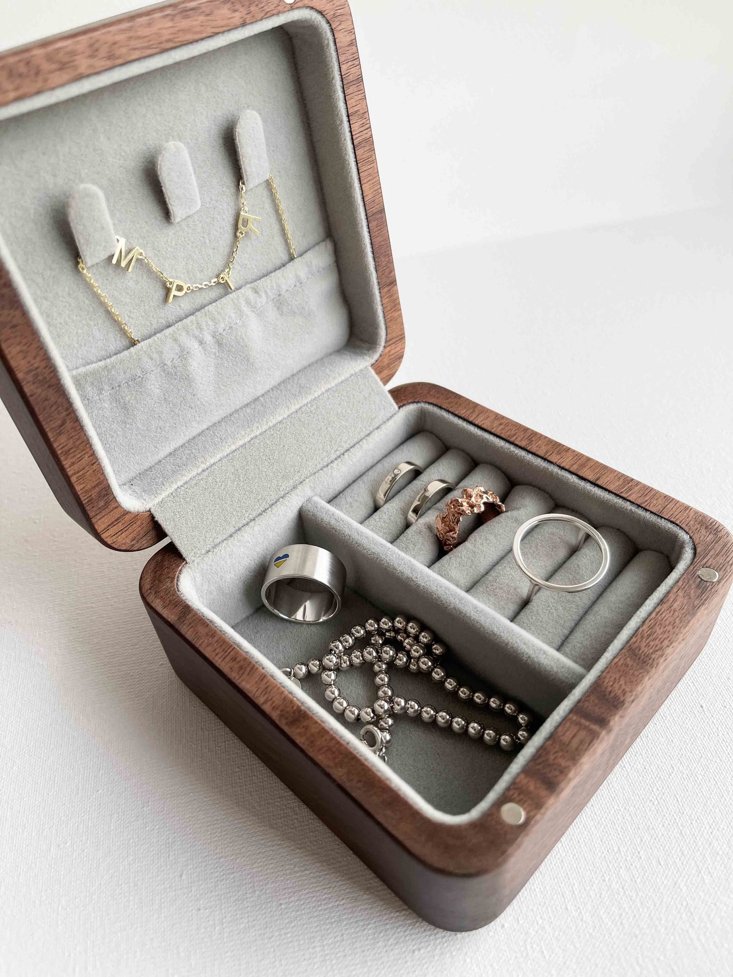 Wooden jewelry organizer (10x10x5 cm; walnut color)