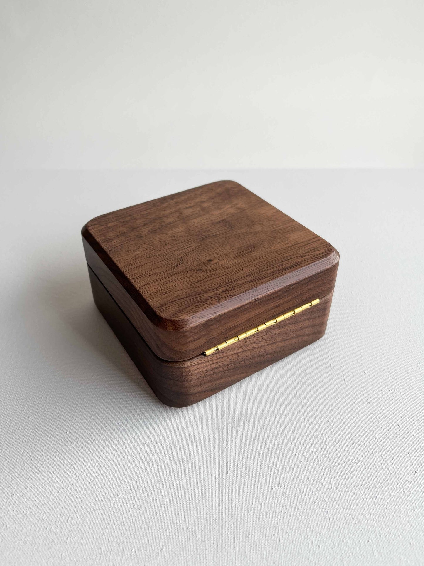 Wooden jewelry organizer (10x10x5 cm; walnut color)