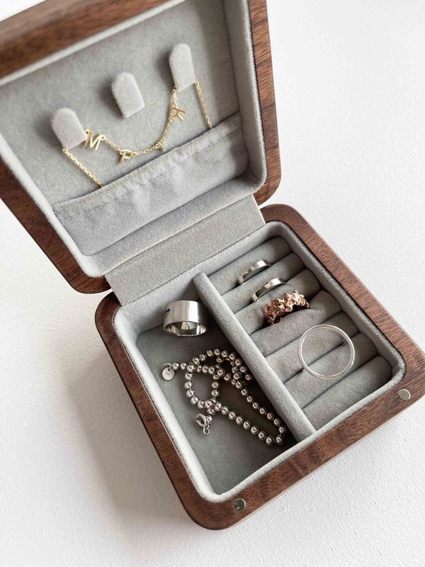 Wooden jewelry organizer (10x10x5 cm; walnut color)