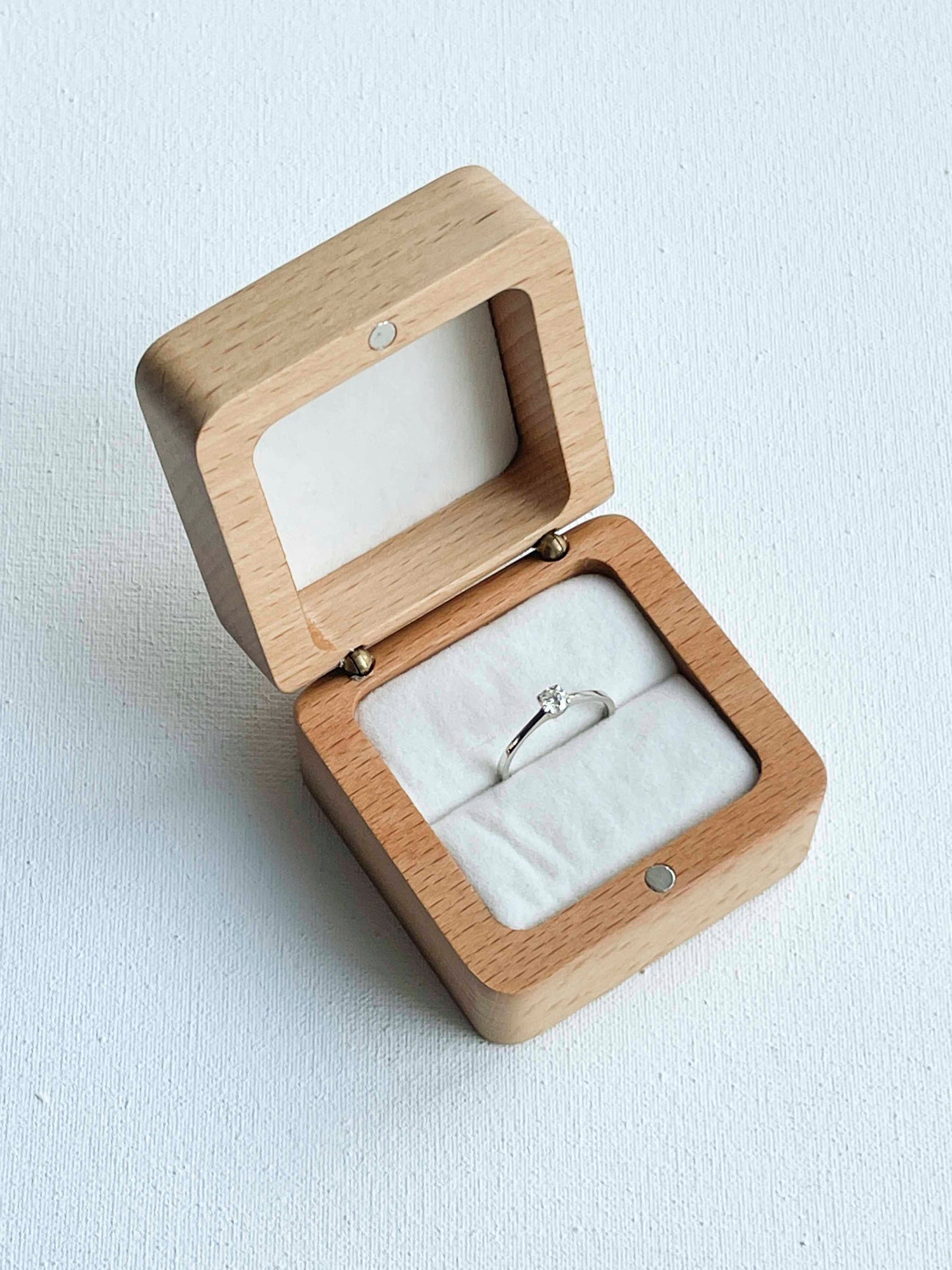 Wooden box for one ring (alder color)