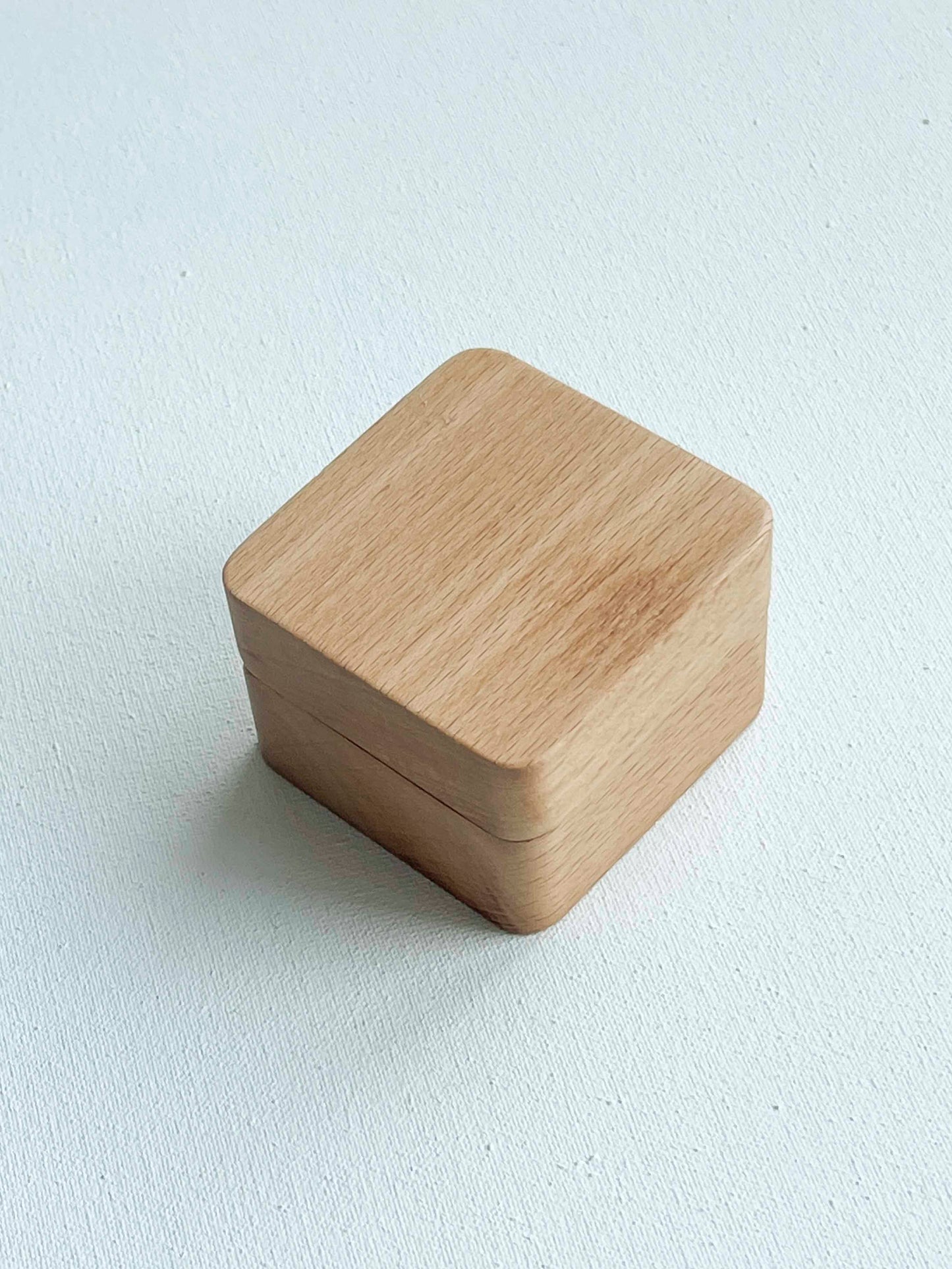 Wooden box for one ring (alder color)