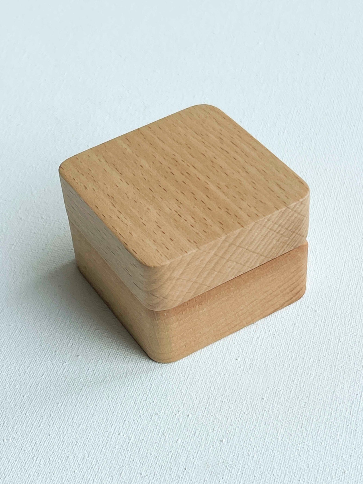 Wooden box for one ring (alder color)