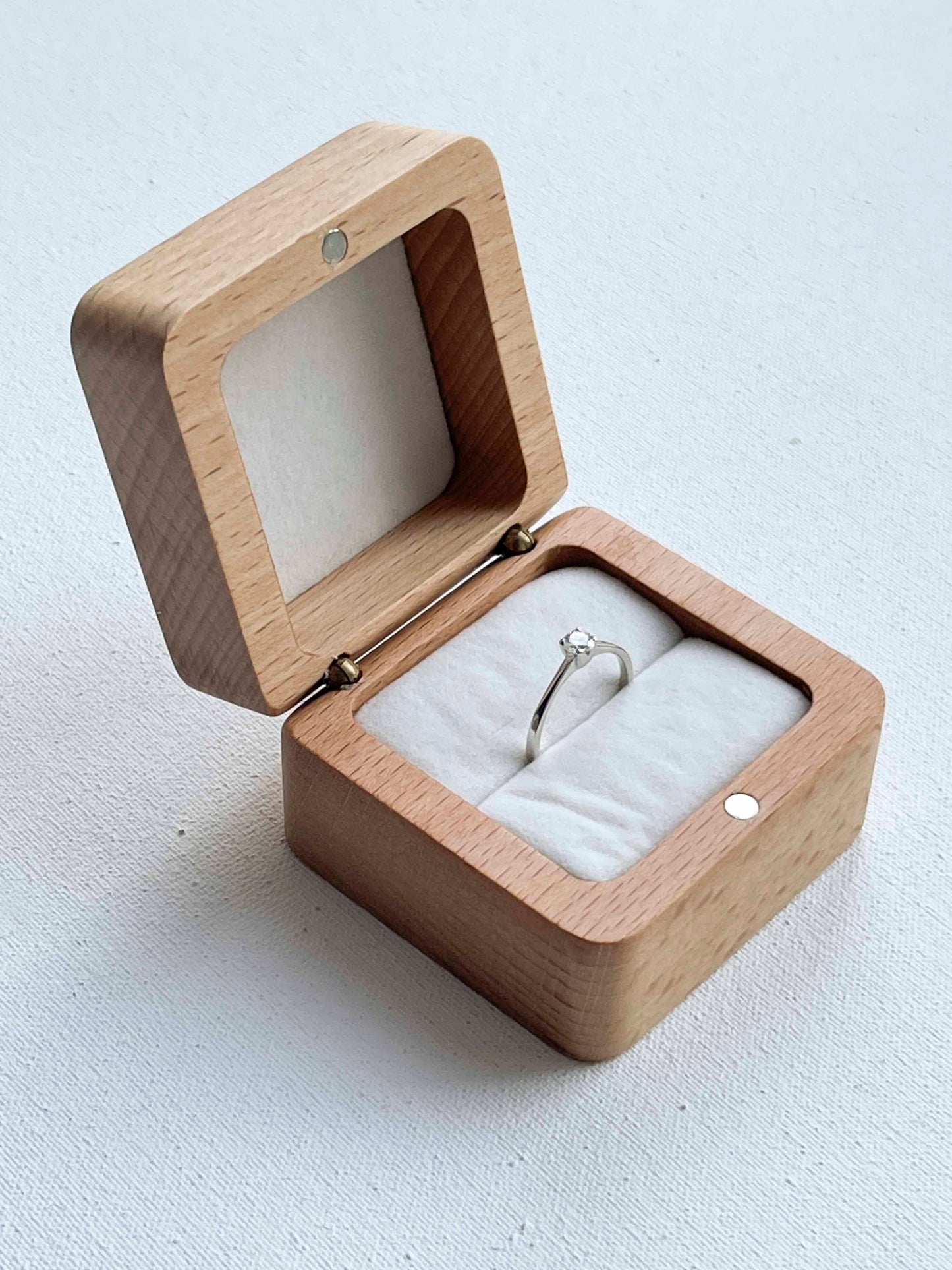 Wooden box for one ring (alder color)