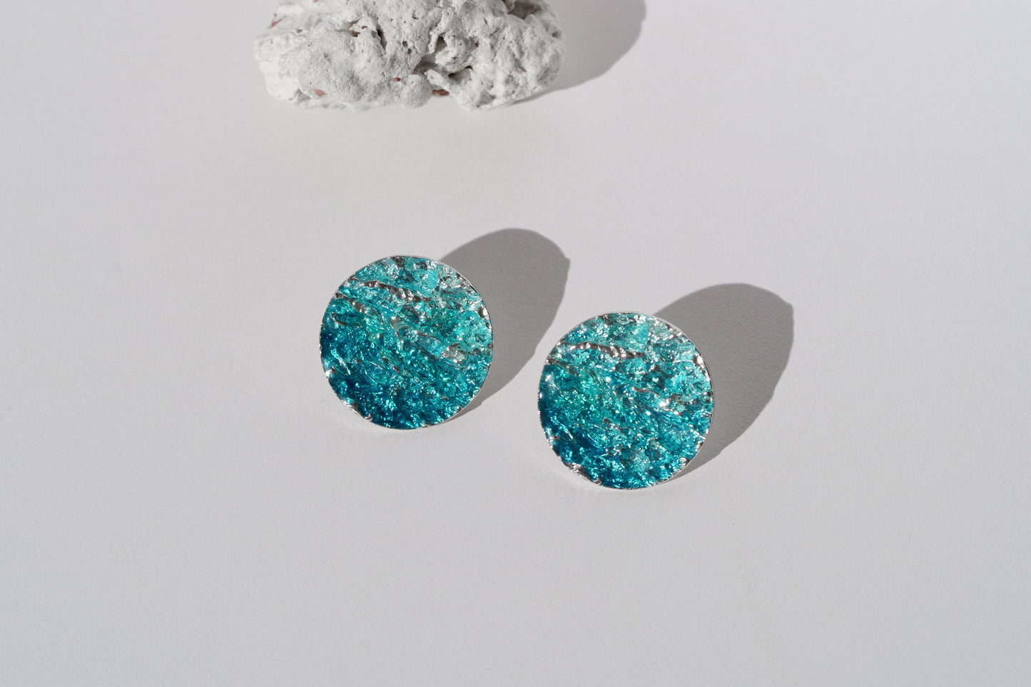 Disc Earrings "Wave" emerald (20 mm)
