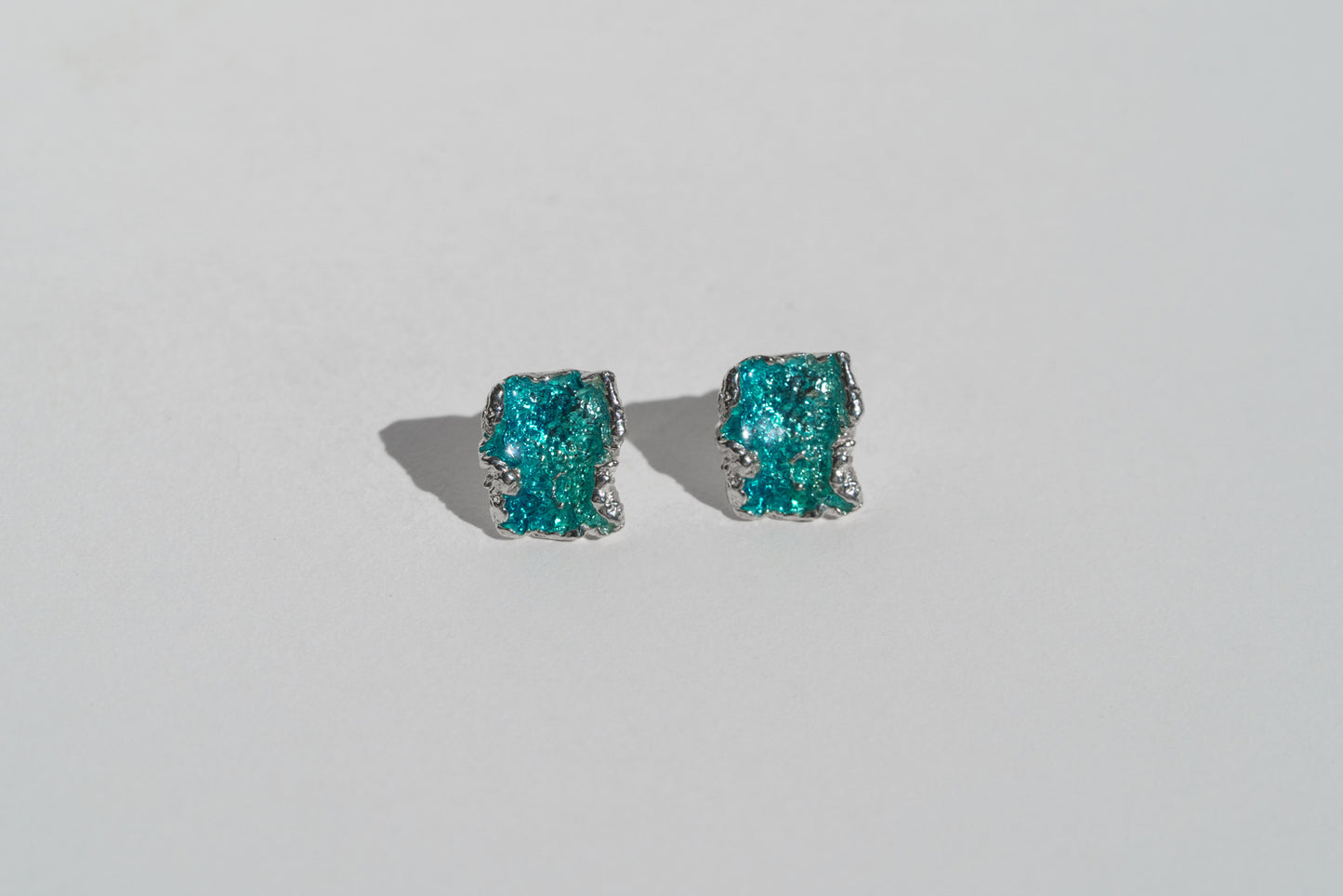 Stud earrings "Wave" emerald (8х10 mm)