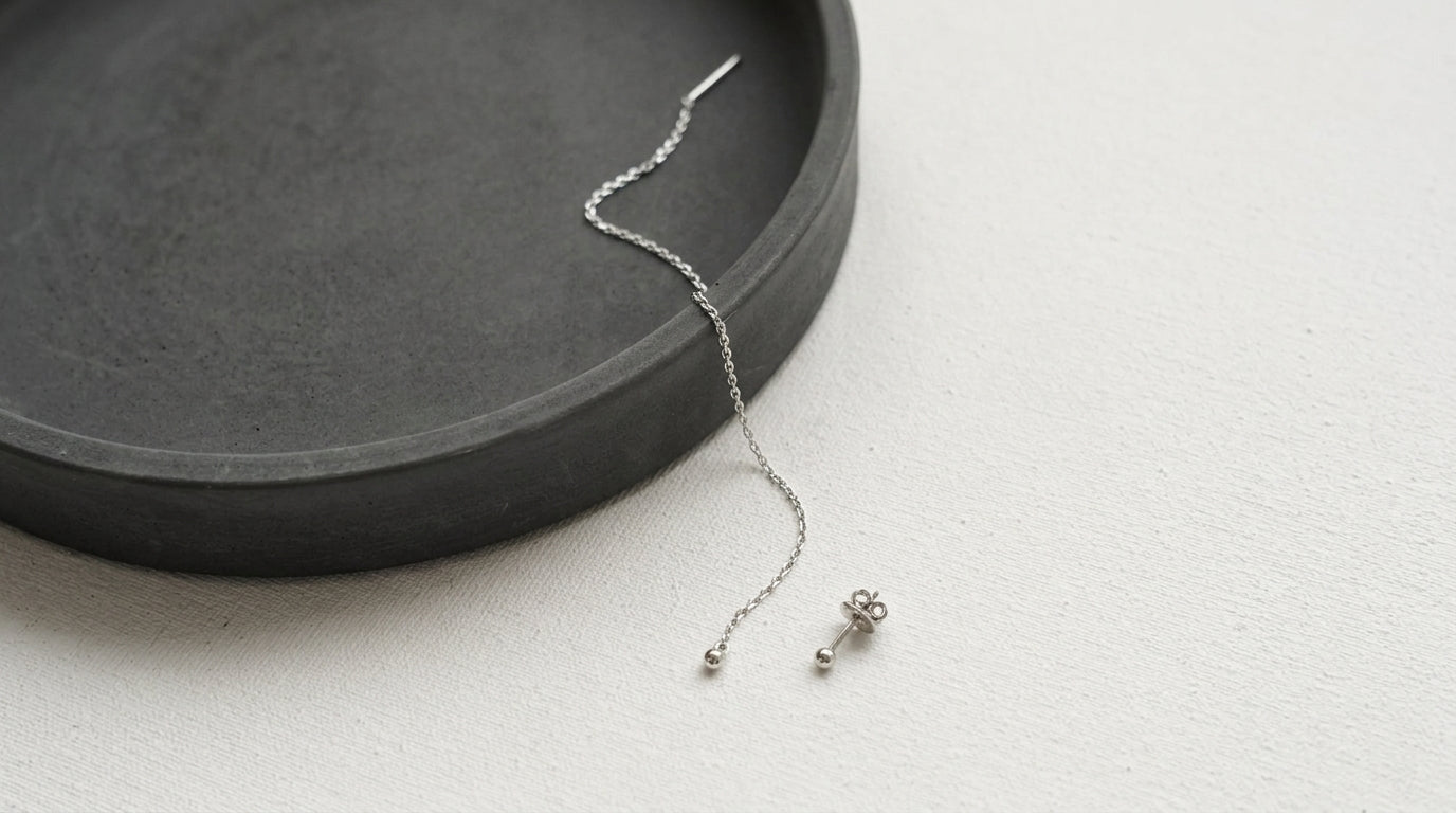 Earring "String", earring "Ball" (3 mm) in the other ear included