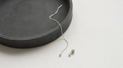 Earring "String", earring "Ball" (3 mm) in the other ear included