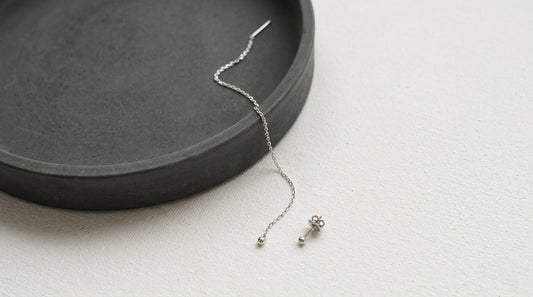 Earring "String", earring "Ball" (3 mm) in the other ear included