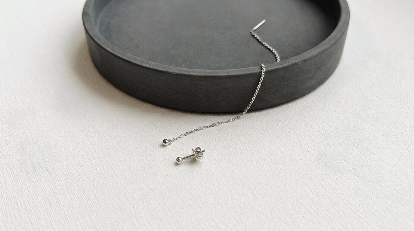 Earring "String", earring "Ball" (3 mm) in the other ear included