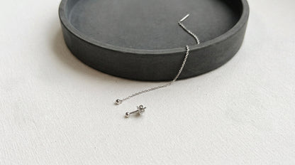 Earring "String", earring "Ball" (3 mm) in the other ear included