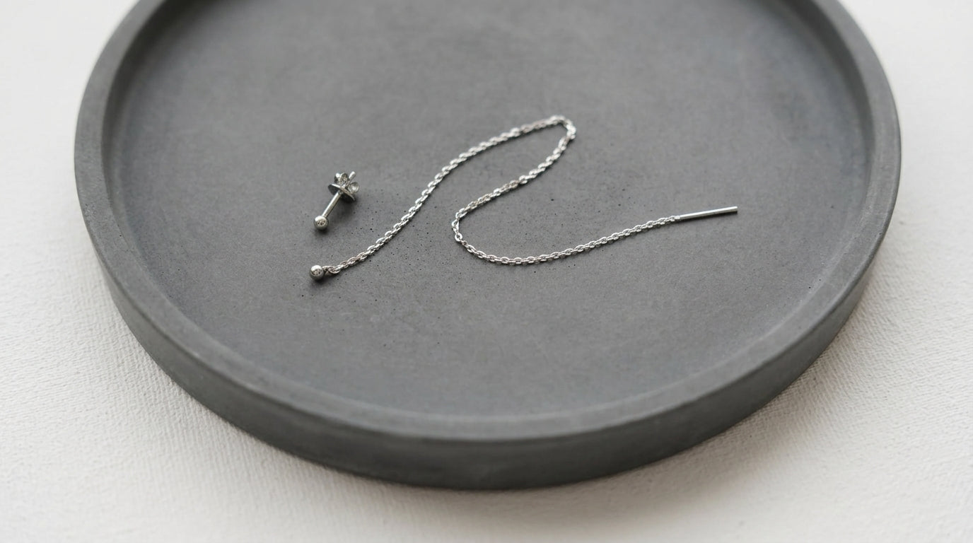 Earring "String", earring "Ball" (3 mm) in the other ear included