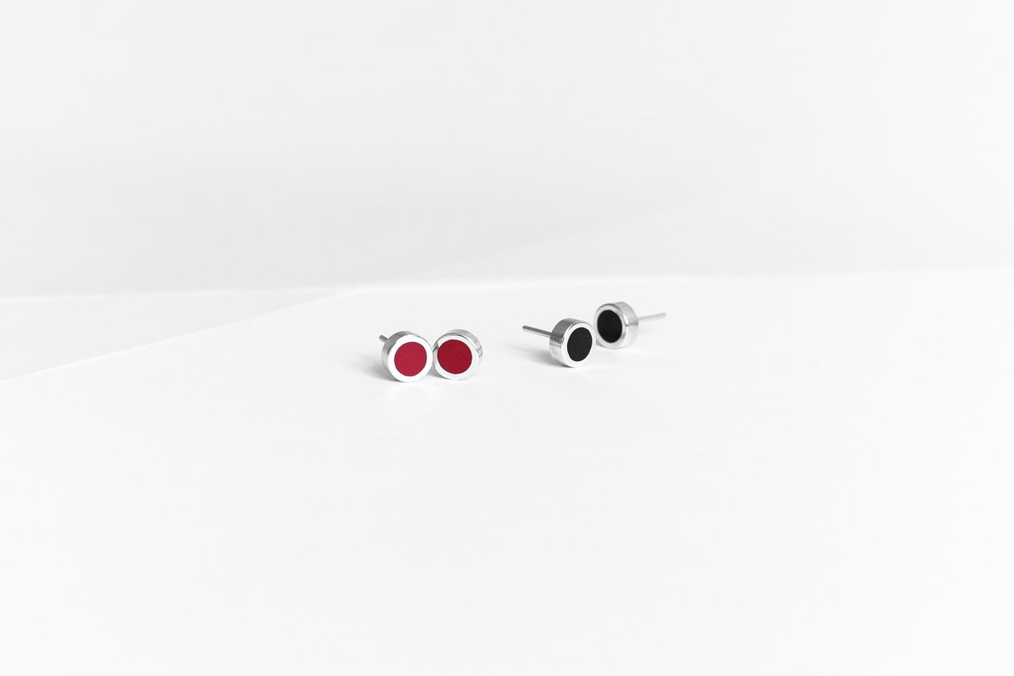 Stud earrings "Circle" (8 mm) with black enamel