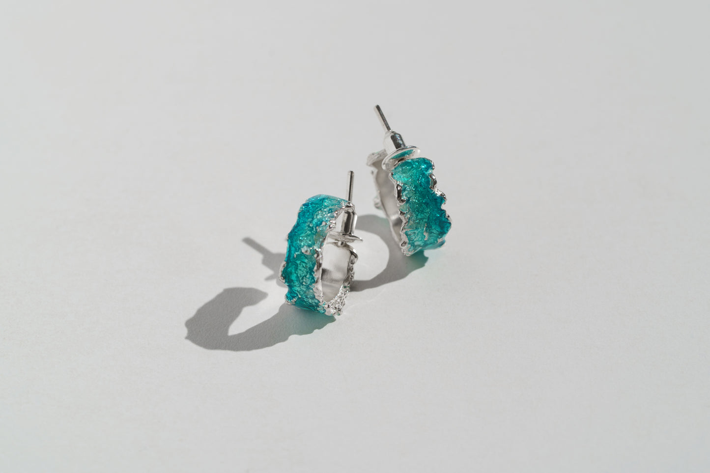Congo earrings "Wave" (6 mm/15 mm) emerald