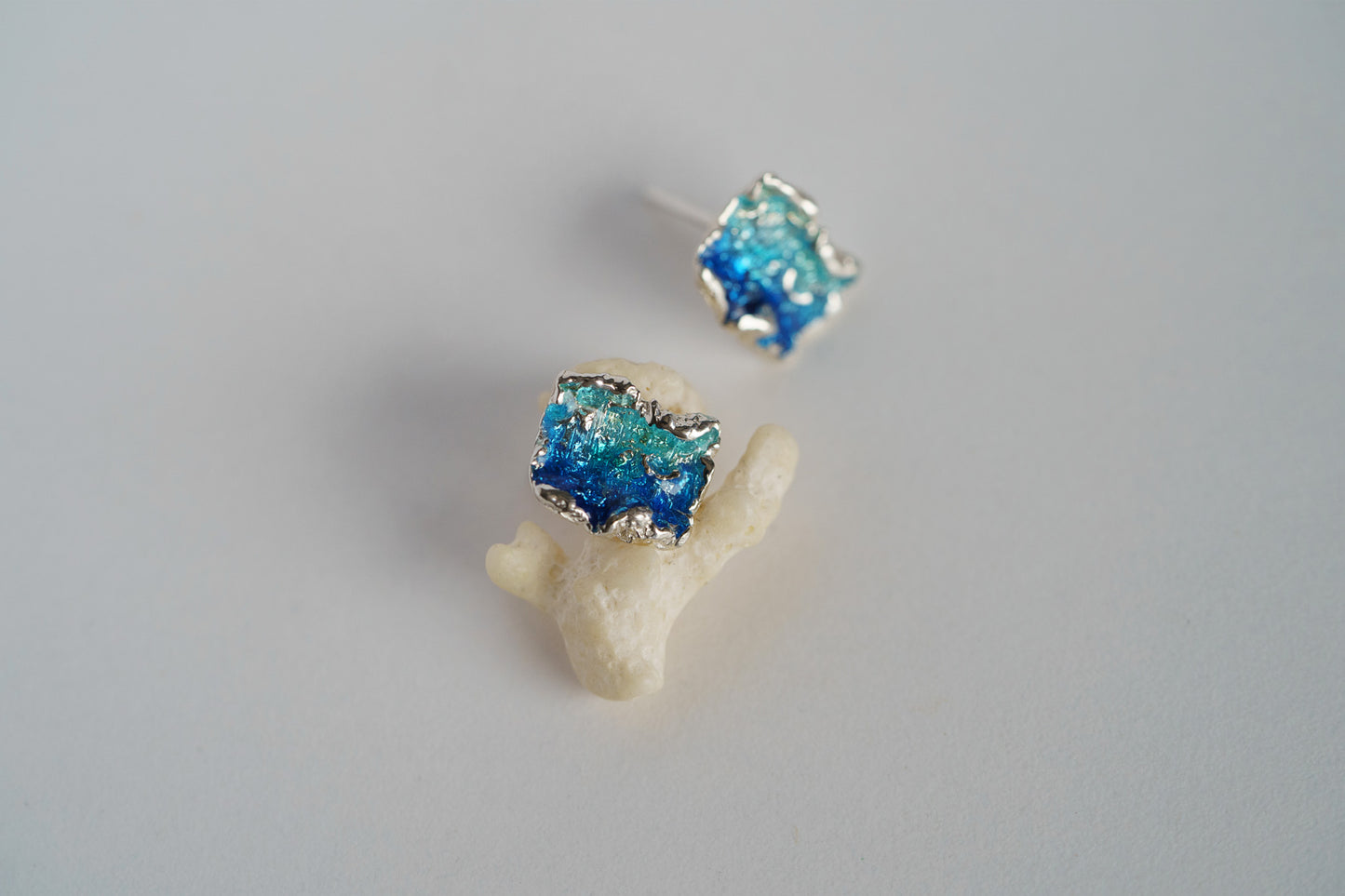 Stud earrings "Wave" blue (8х10 мм)