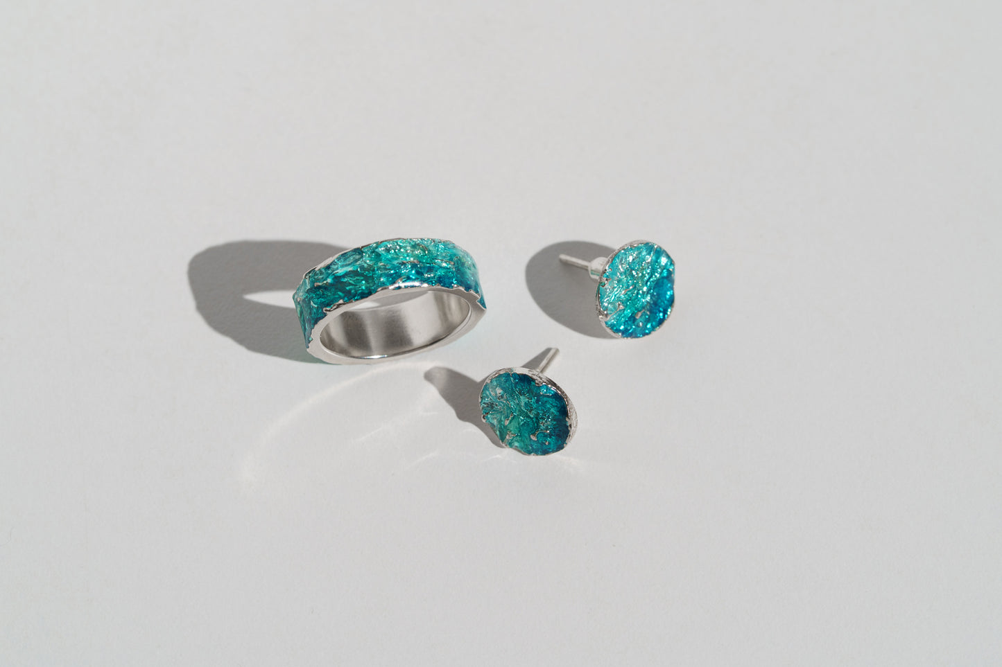 Ring "WAVE" emerald (6 mm) with smooth edges