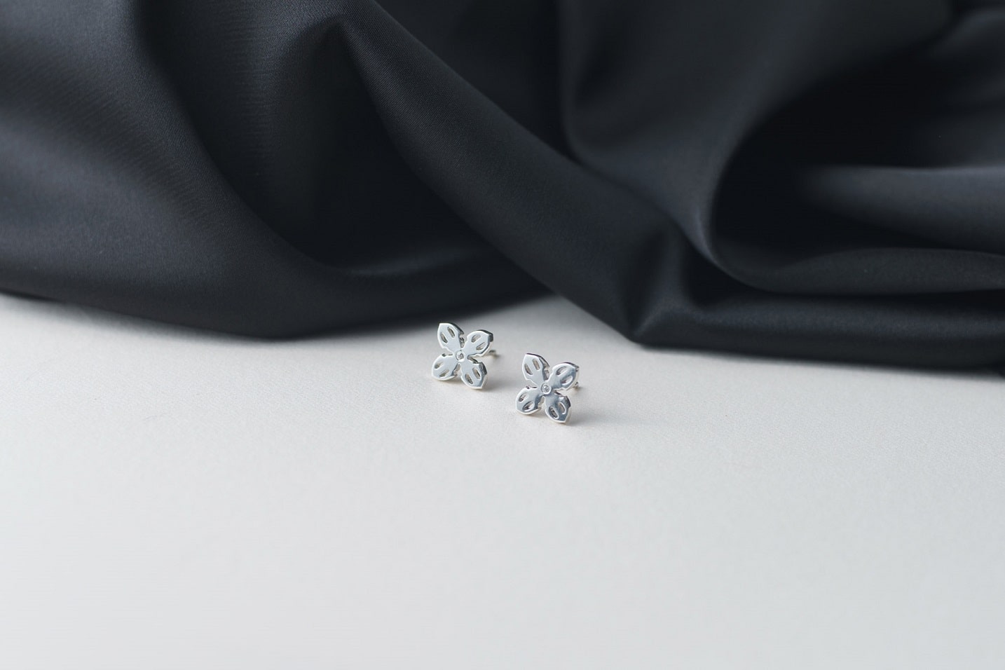 Stud Earrings "White Vajra" (11 mm)