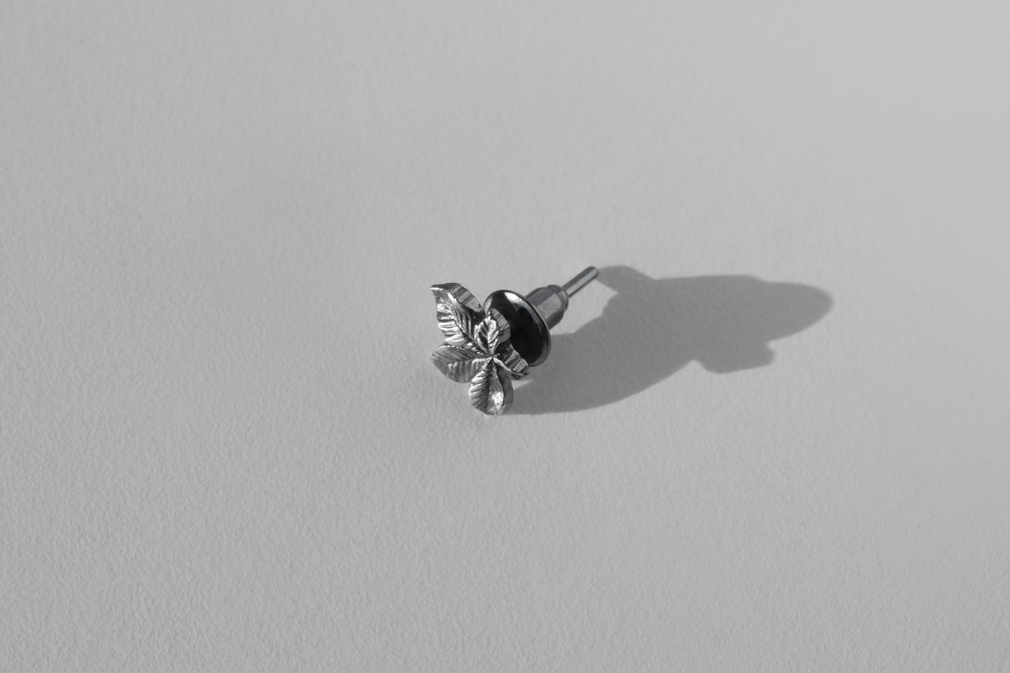 Monoearring “Chestnut Leaf” (10 mm) blackened