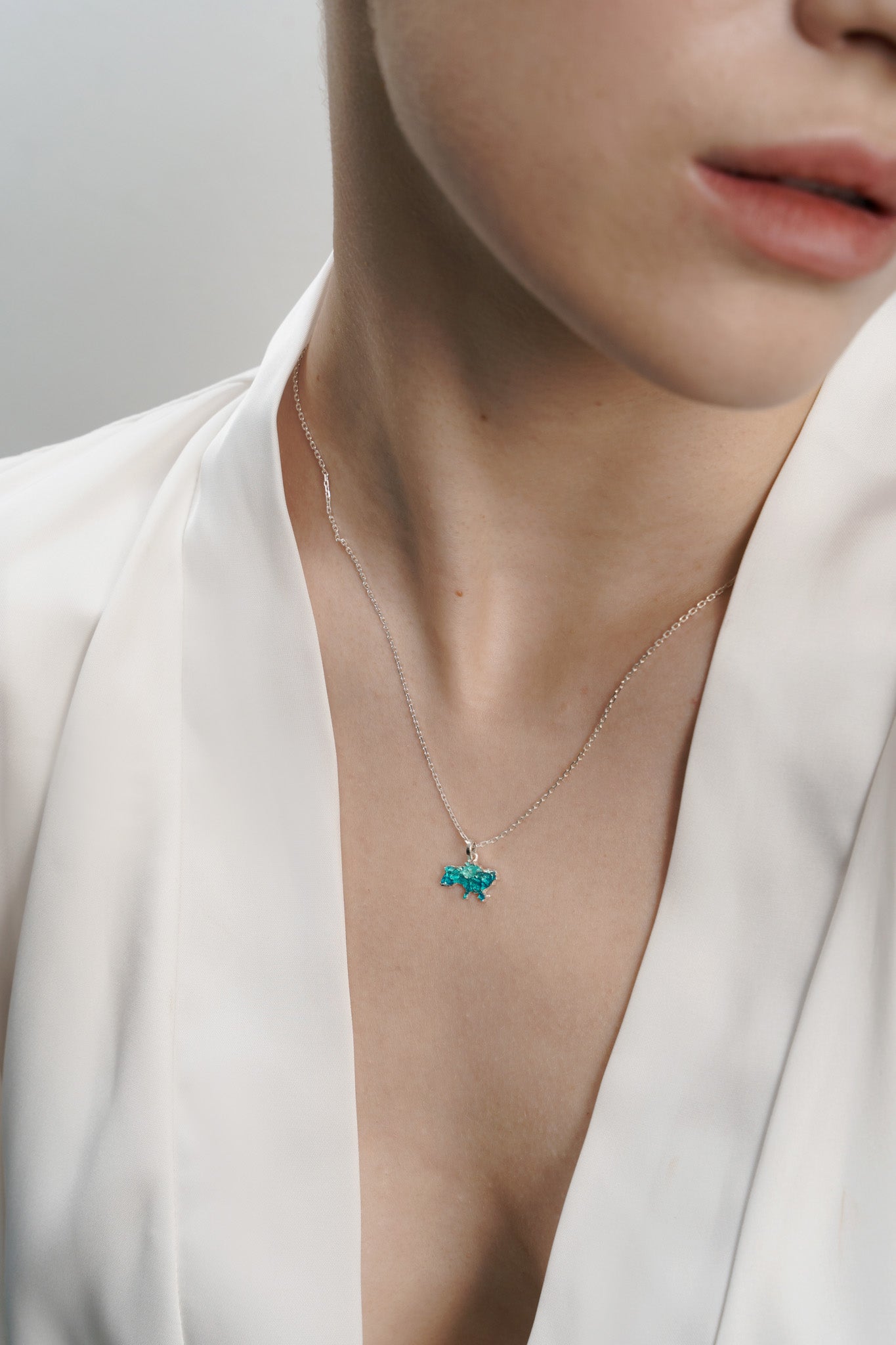 Pendant "United" textured with emerald enamel