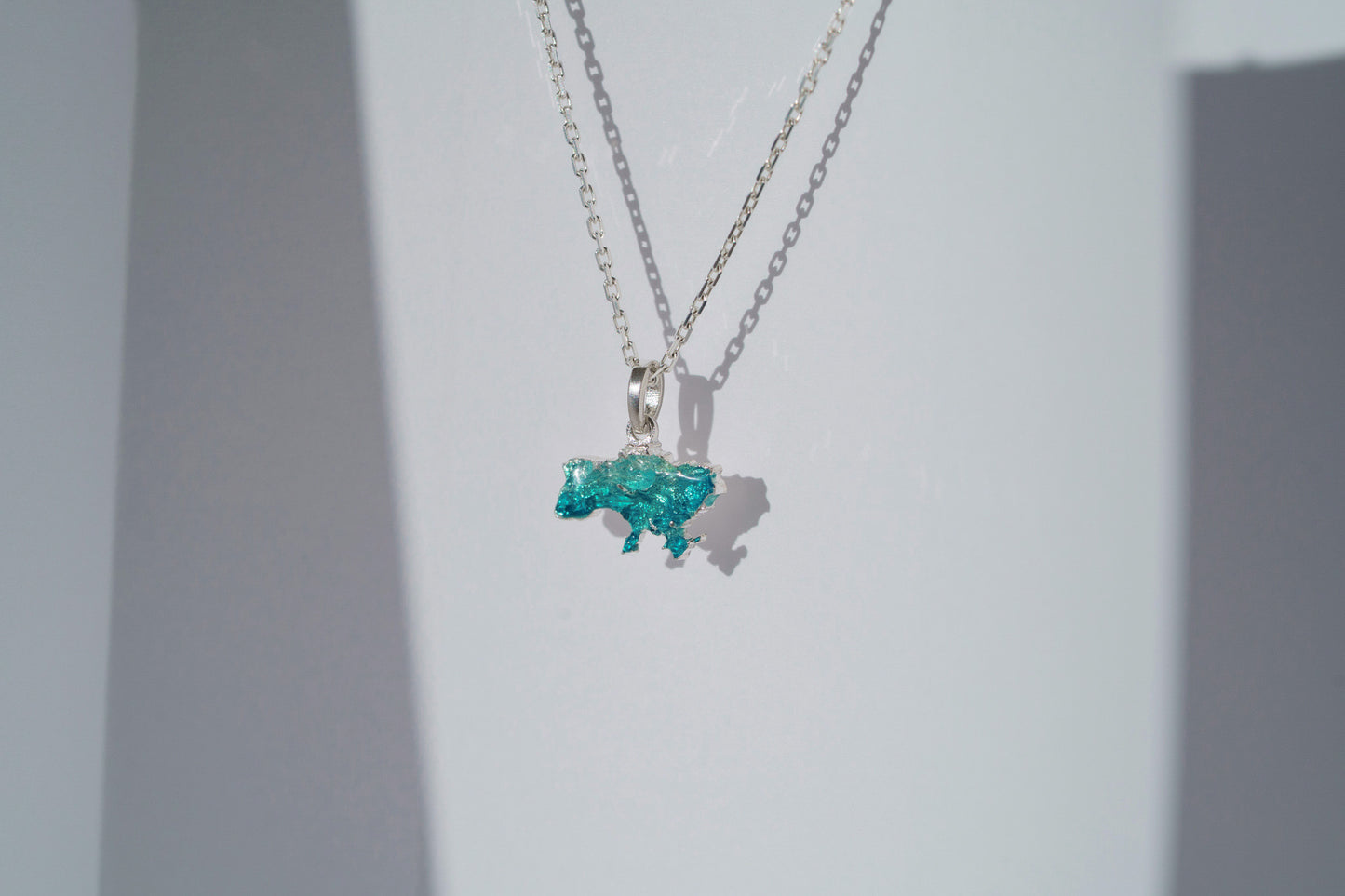 Pendant "United" textured with emerald enamel