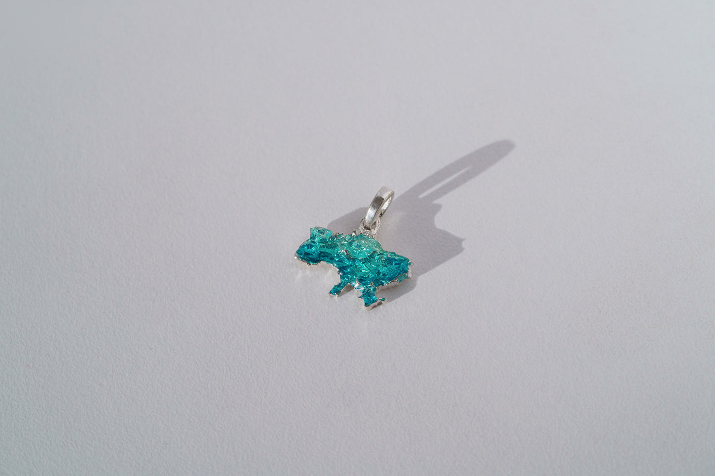 Pendant "United" textured with emerald enamel