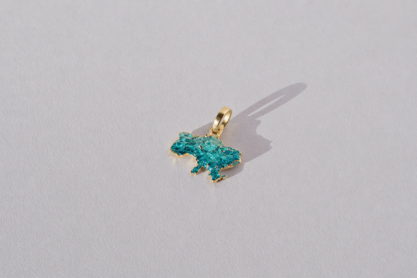 Pendant "United" textured with emerald enamel