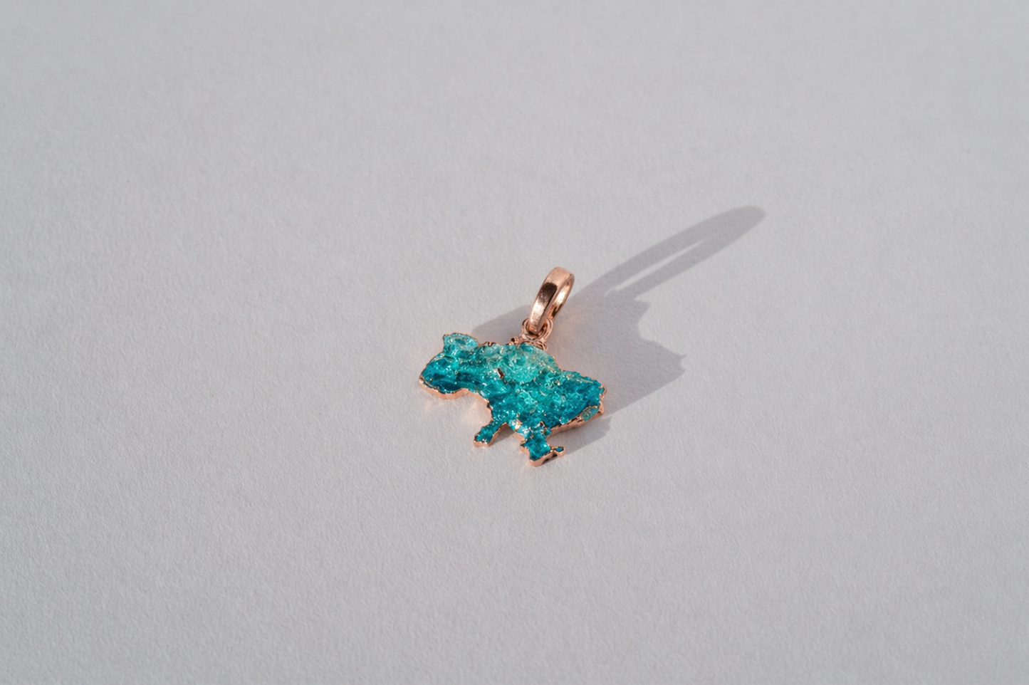Pendant "United" textured with emerald enamel