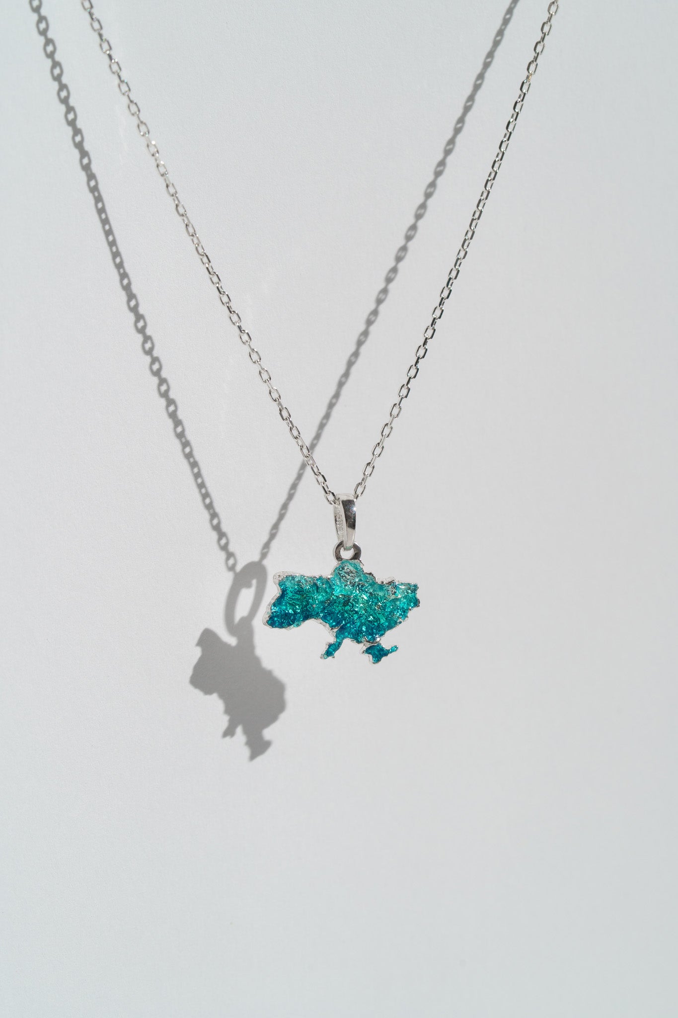 Pendant "United" textured with emerald enamel