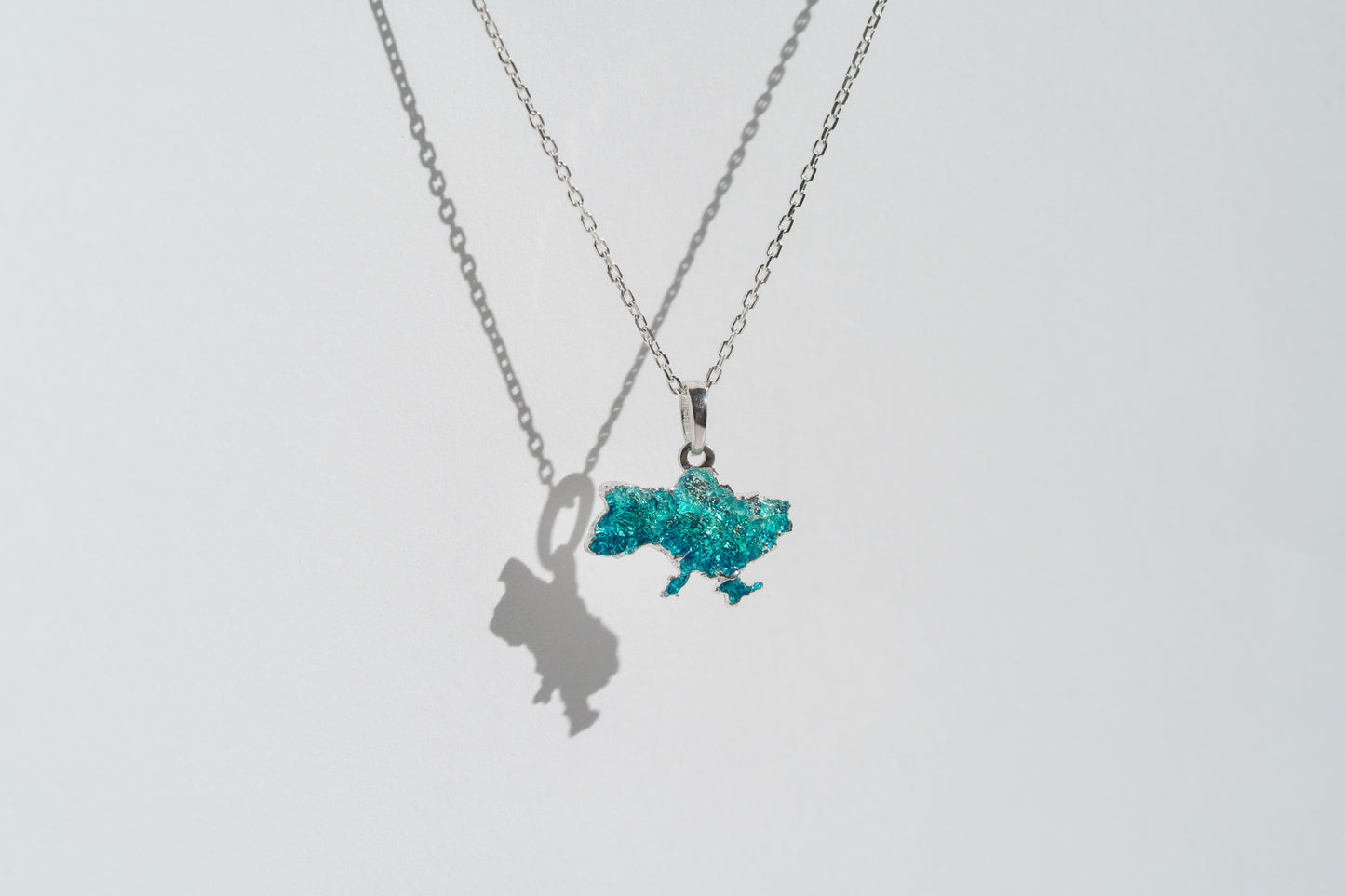 Pendant "United" textured with emerald enamel