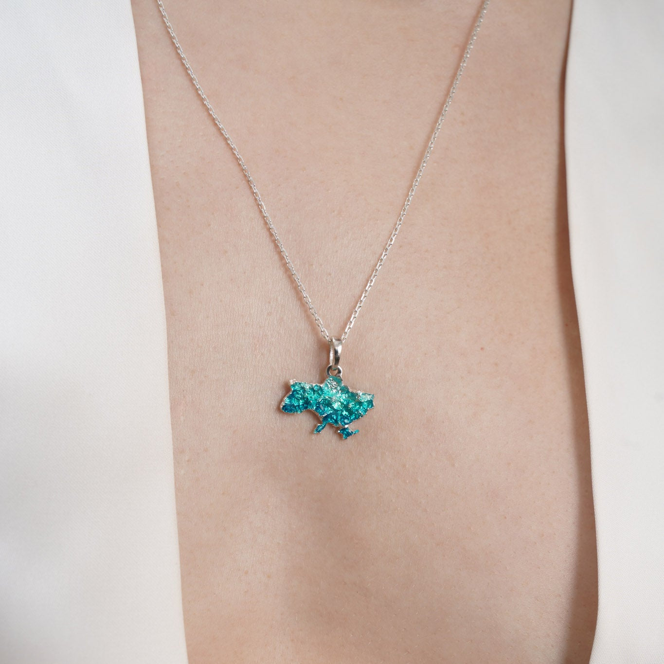 Pendant "United" textured with emerald enamel