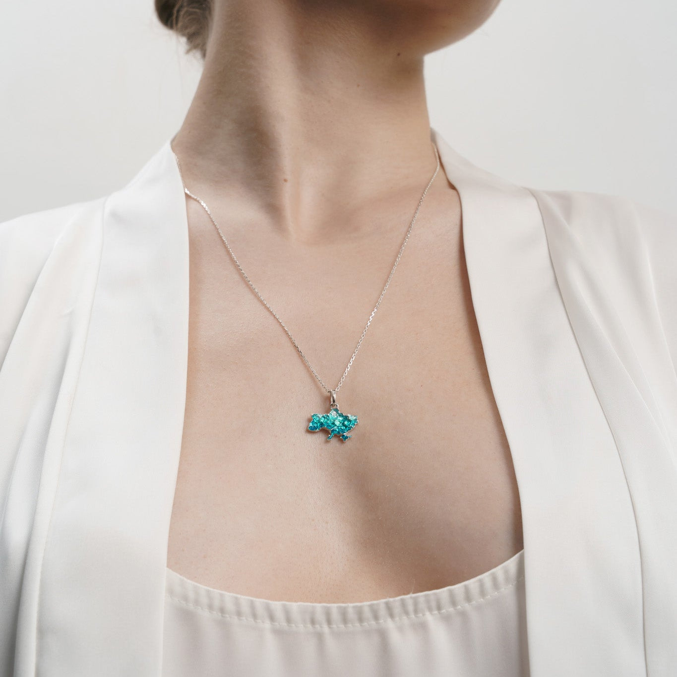 Pendant "United" textured with emerald enamel