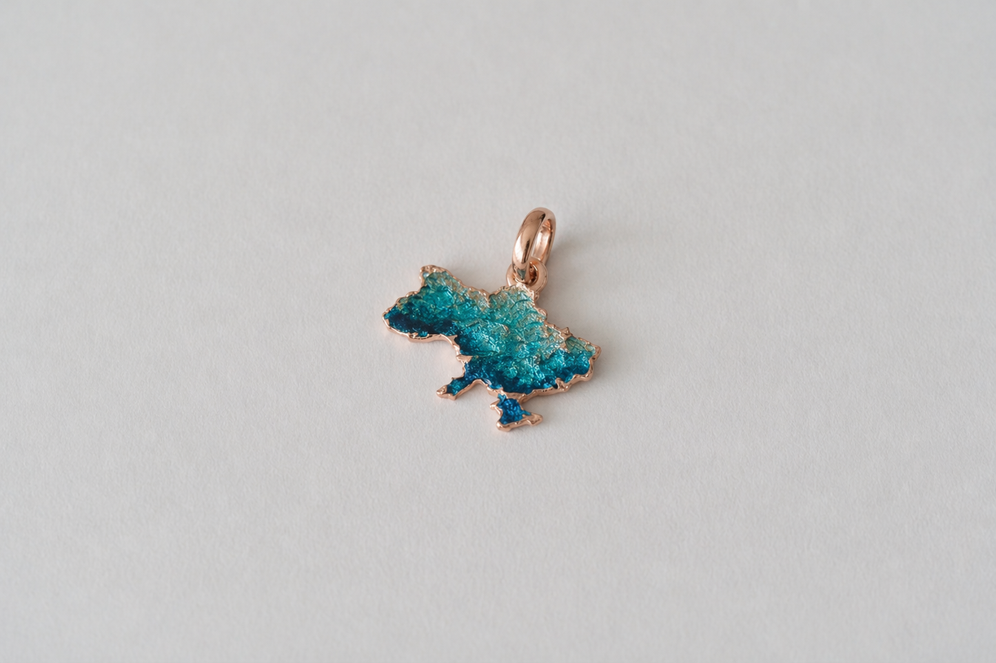 Pendant "United" textured with emerald enamel