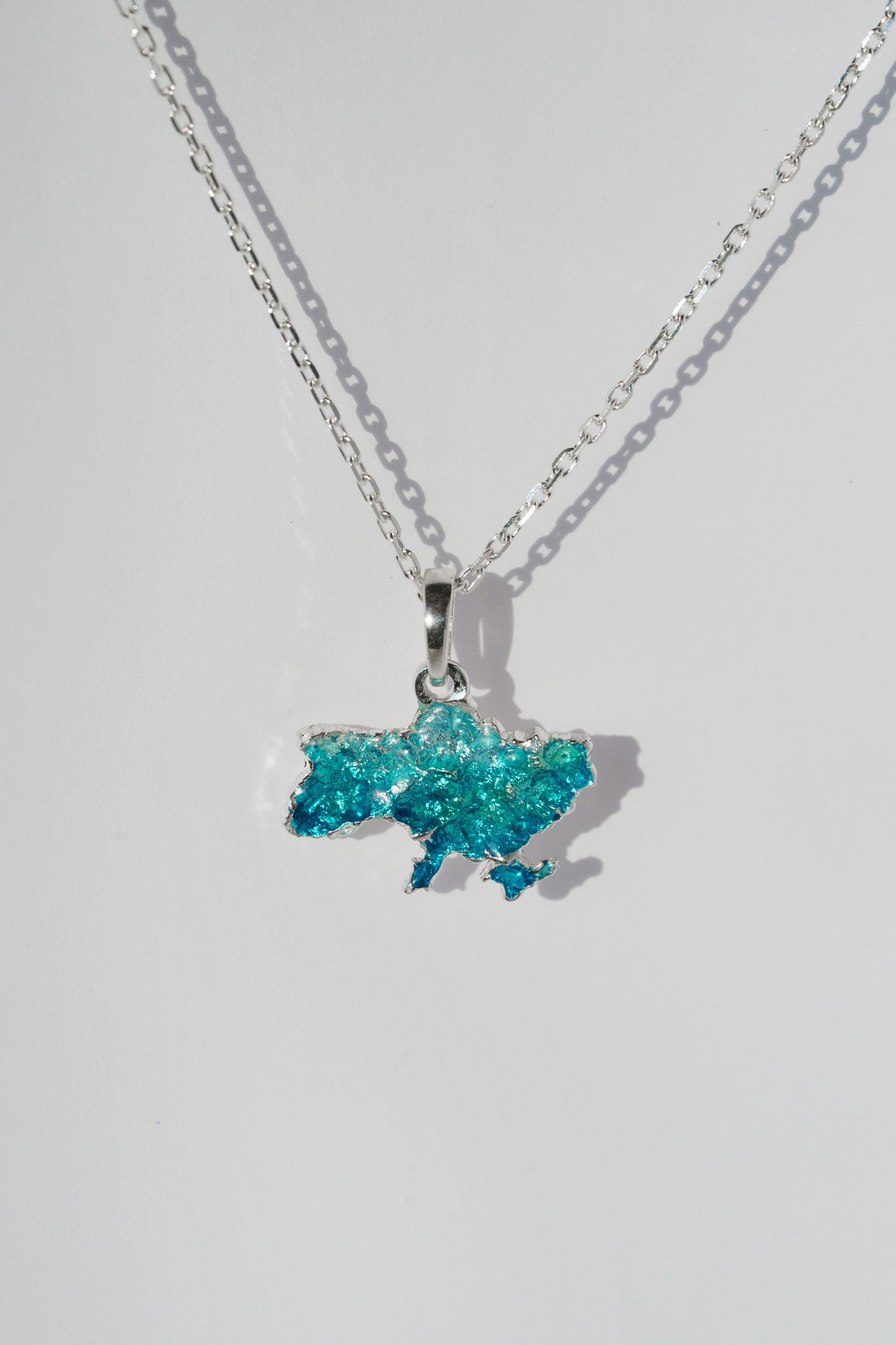Pendant "United" textured with emerald enamel